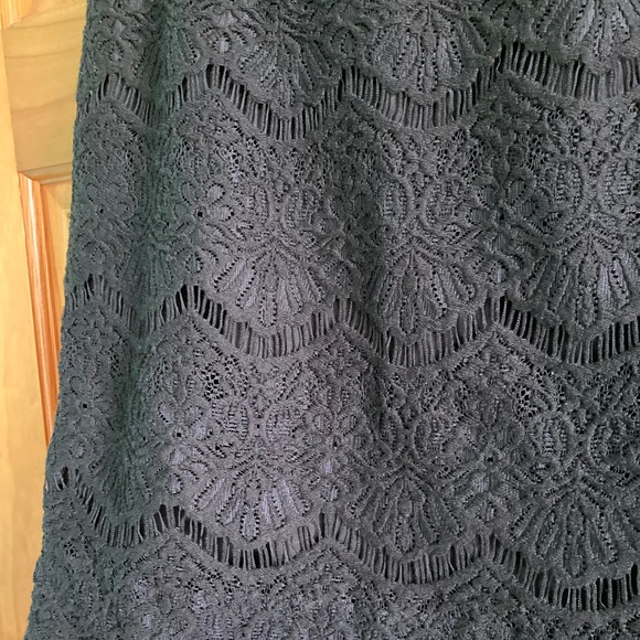 Women’s size 2 Halogen black lacy skirt with zipper and clasp closure - Picture 3 of 7